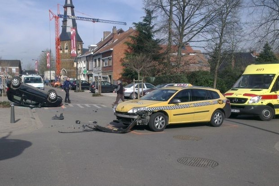 Auto belandt op dak na botsing met taxi in Kuringen