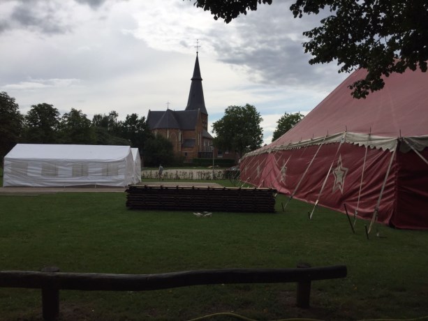 Prinsenhof wordt gereed gemaakt voor werelddansfestival