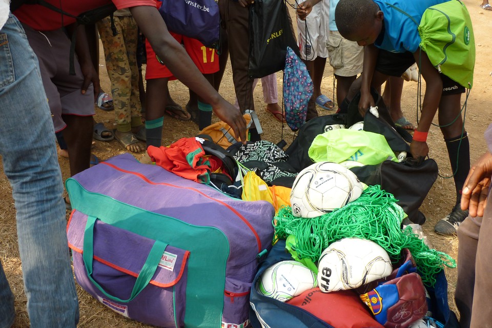 Voetbaluitrusting, kleding, stylo’s en speelgoed voor Rwandese kinderen