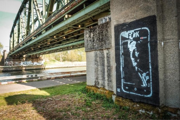 Artiesten spuiten kunstwerk op brug waar ex-politicus uit het leven stapte