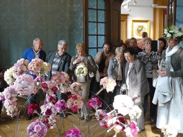 Neos Kuringen geniet van bloemenweelde op Alden Biesen