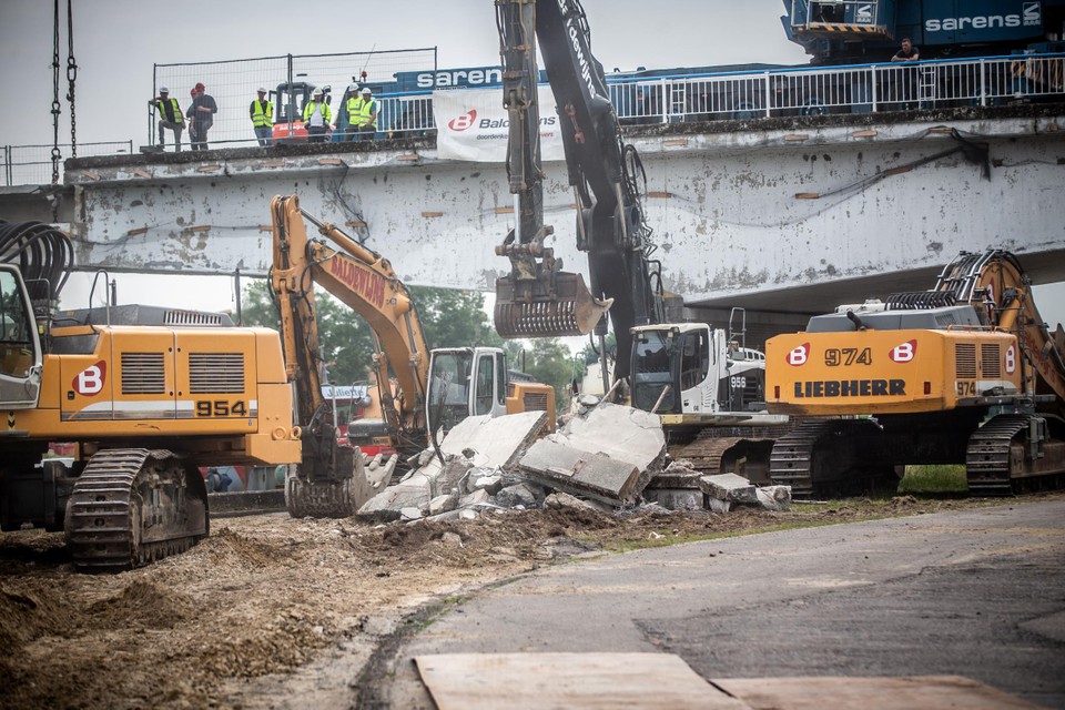 Kanaalbrug van Kuringen op één zondagvoormiddag balk per balk afgebroken