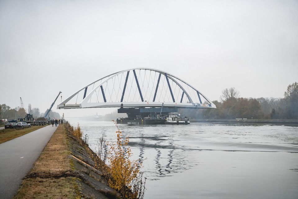 Nieuwe kanaalbrug Kuringen ligt op haar plek en gaat in maart open voor verkeer