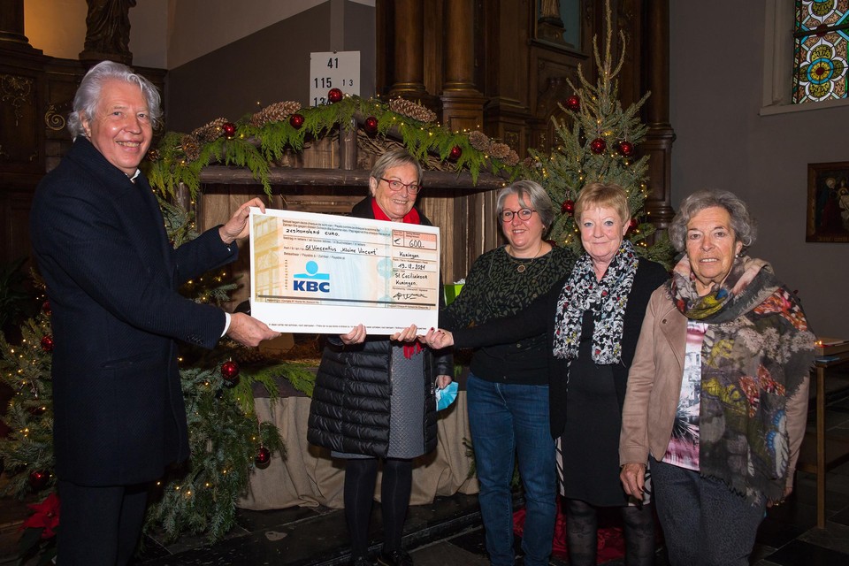Sint-Ceciliakoor Kuringen schenkt cheque aan De Kleine Vincent