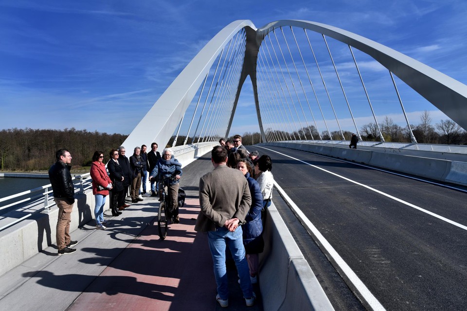 Geen voetpaden en signalisatie: nieuwe brug in Kuringen opent dag vroeger dan gepland