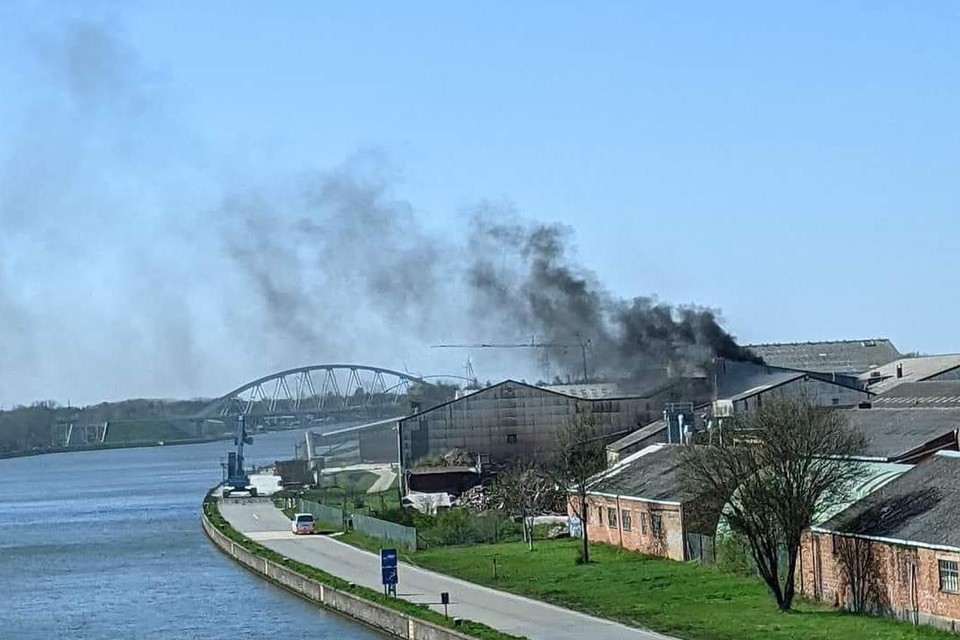Transportband in brand bij Steinzeug-Keramo in Kuringen